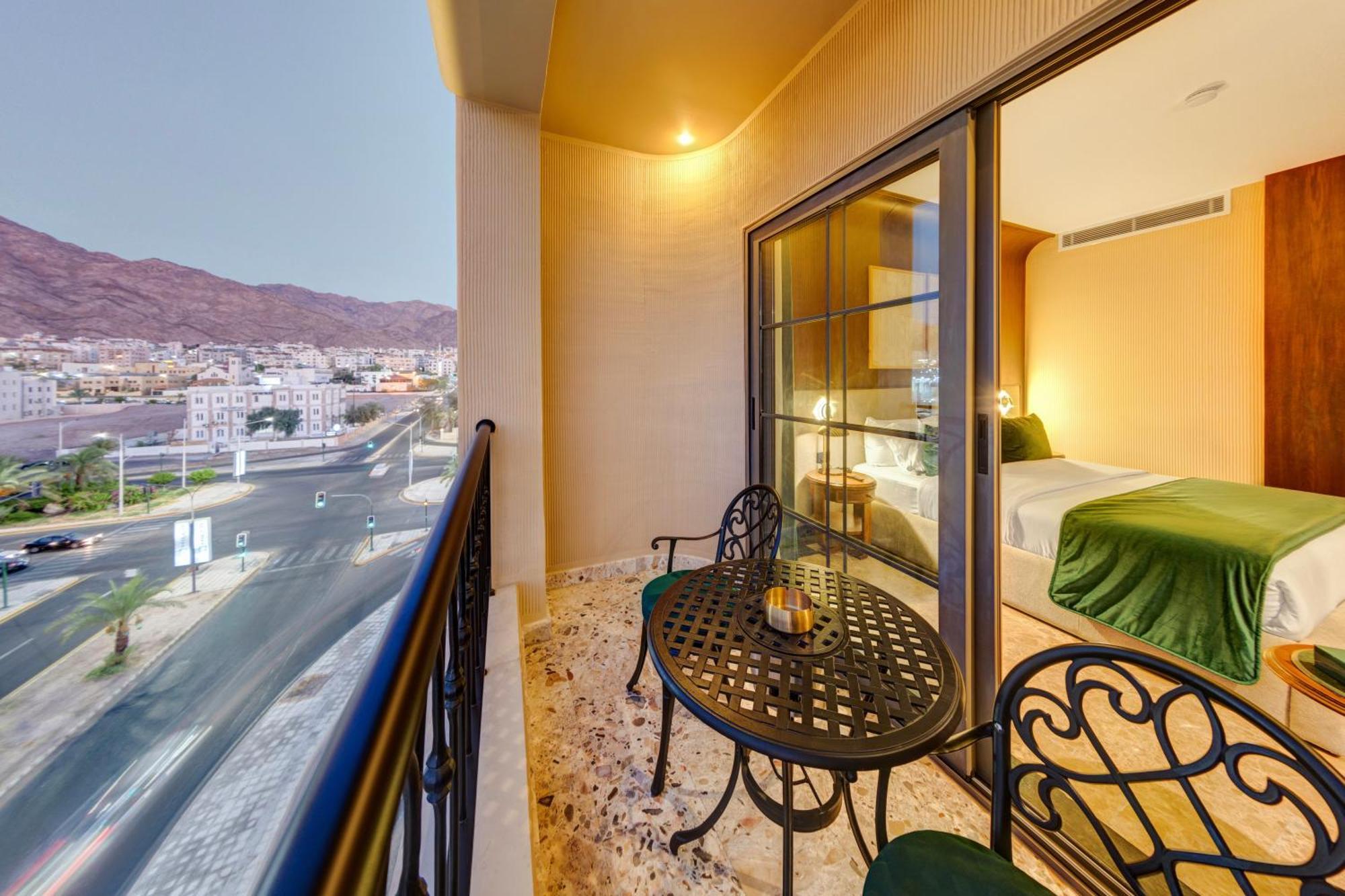 Bratus Hotel Aqaba Exteriör bild